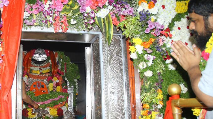 Om Raut visit Karmanghat Hanuman Temple to seek blessings for Adipurush