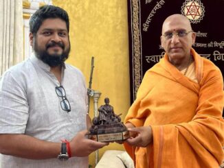 निर्देशक ओम राउत ने अवधेशानंद गिरि जी महाराज से मुलाकात की