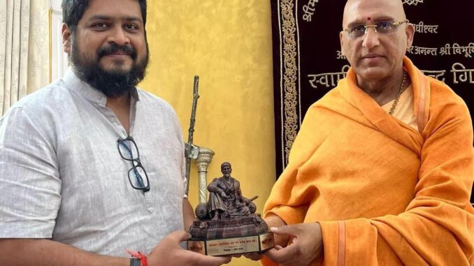 निर्देशक ओम राउत ने अवधेशानंद गिरि जी महाराज से मुलाकात की